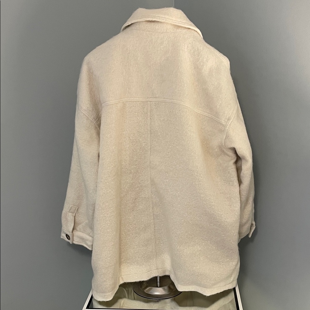 Universal Thread Cream shacket fuzzy Jacket unwor… - image 9